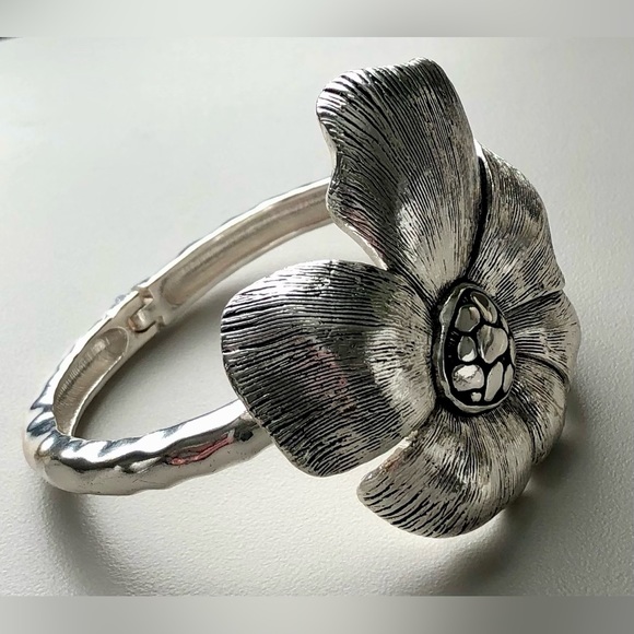 🎉🎉Chunky Silver Tone Flower Bracelet - Picture 12 of 12